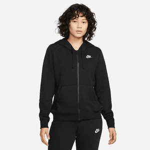 Vista fronta Modelo vistiendoPolerón Urbano Mujer Nike Sportswear Club Fleece Negro y pantalón del conjunto